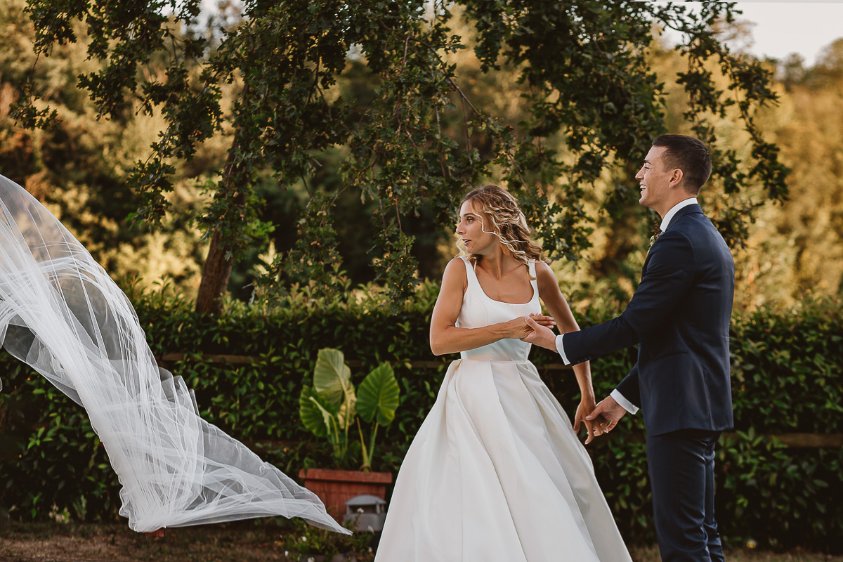 matrimonio al ristorante albergo Ca' Vittoria di Tigliole d'Asti.Foto di coppia.sposa incredula nel vedere il velo che si è staccato