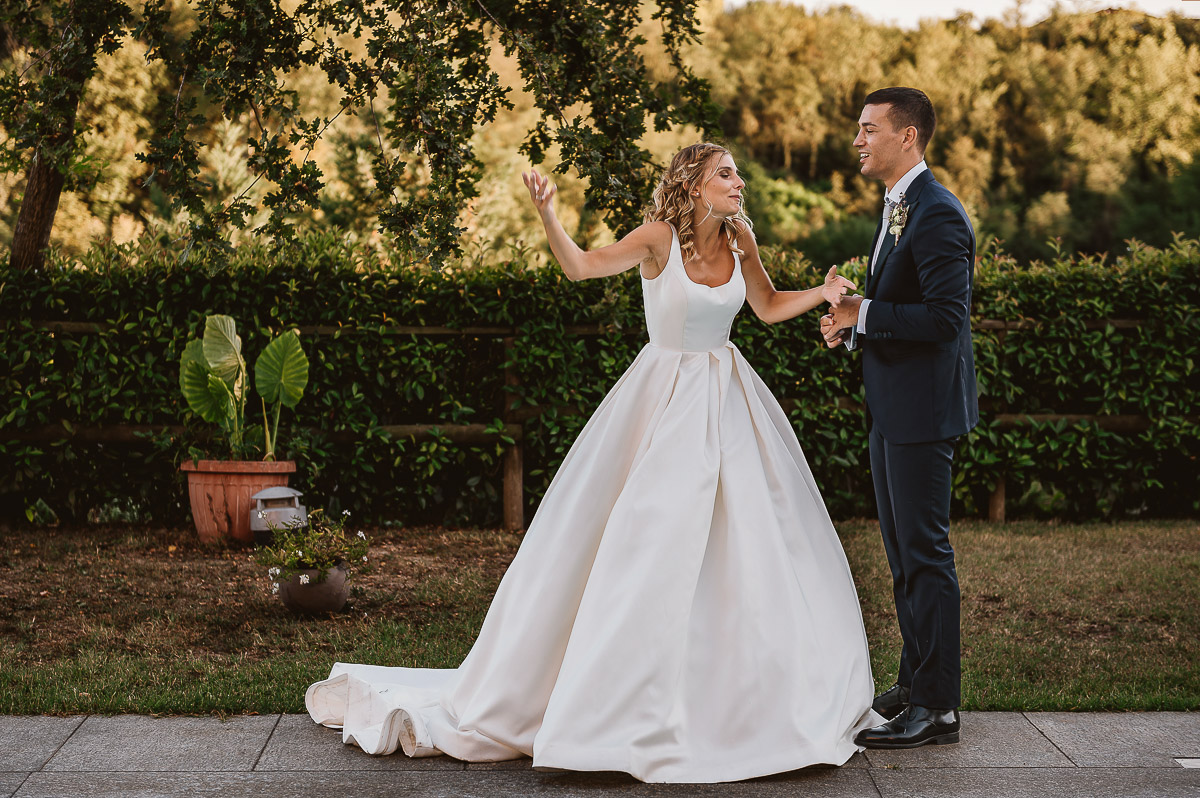 matrimonio al ristorante albergo Ca' Vittoria di Tigliole d'Asti.Foto di coppia.Velo che si è staccato. Espressione buffa della sposa.