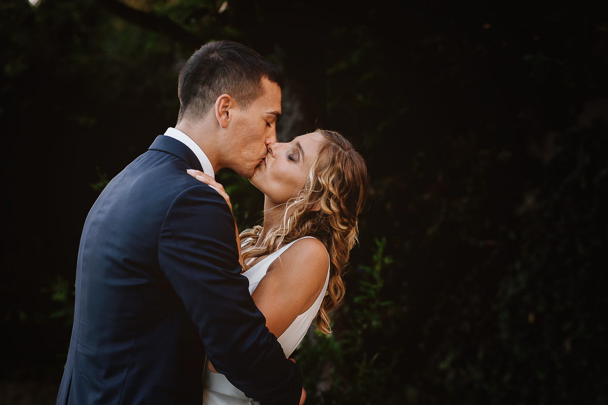 matrimonio al ristorante albergo Ca' Vittoria di Tigliole d'Asti.Foto di coppia.Sposi che si baciano