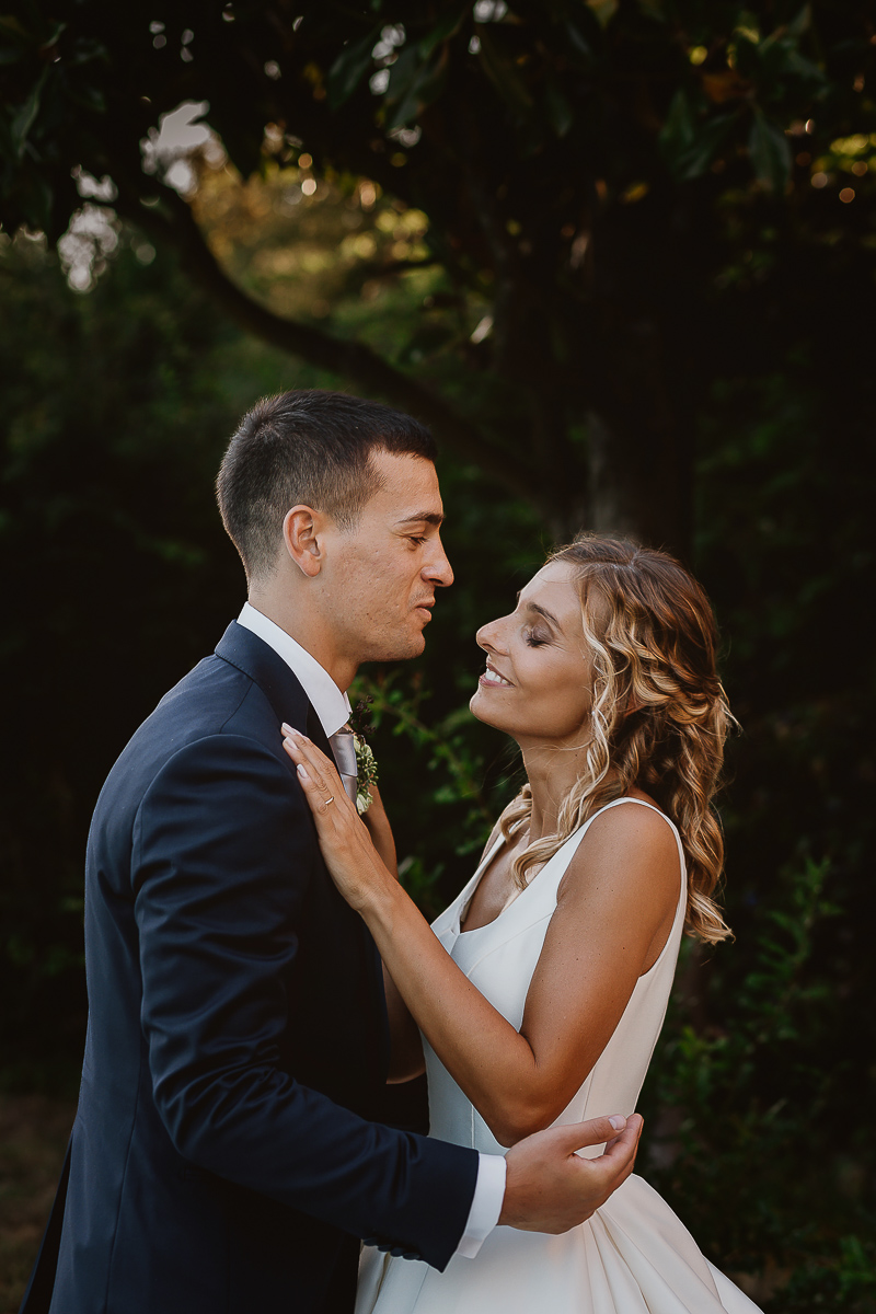 matrimonio al ristorante albergo Ca' Vittoria di Tigliole d'Asti.Foto di coppia. Sposi che si guardano