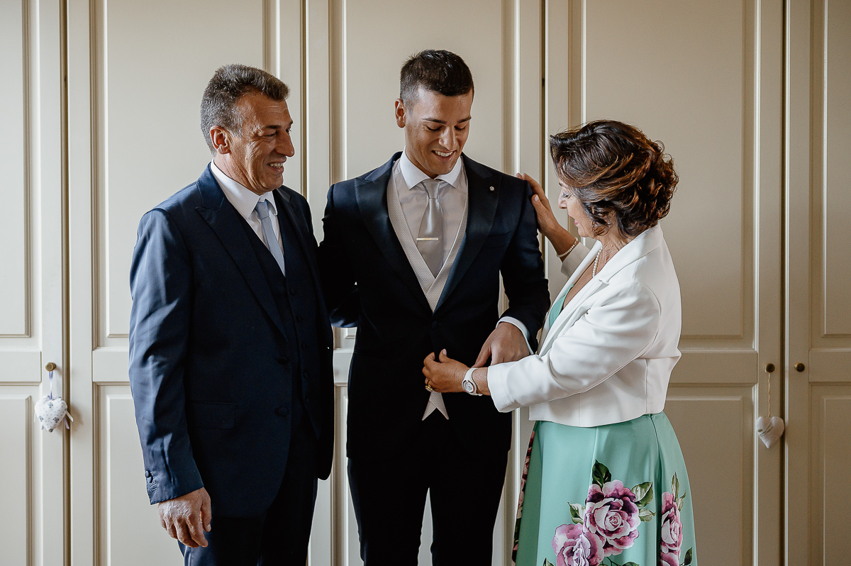 matrimonio a Chieri, preparazione dello sposo, mamma, papà e sposo