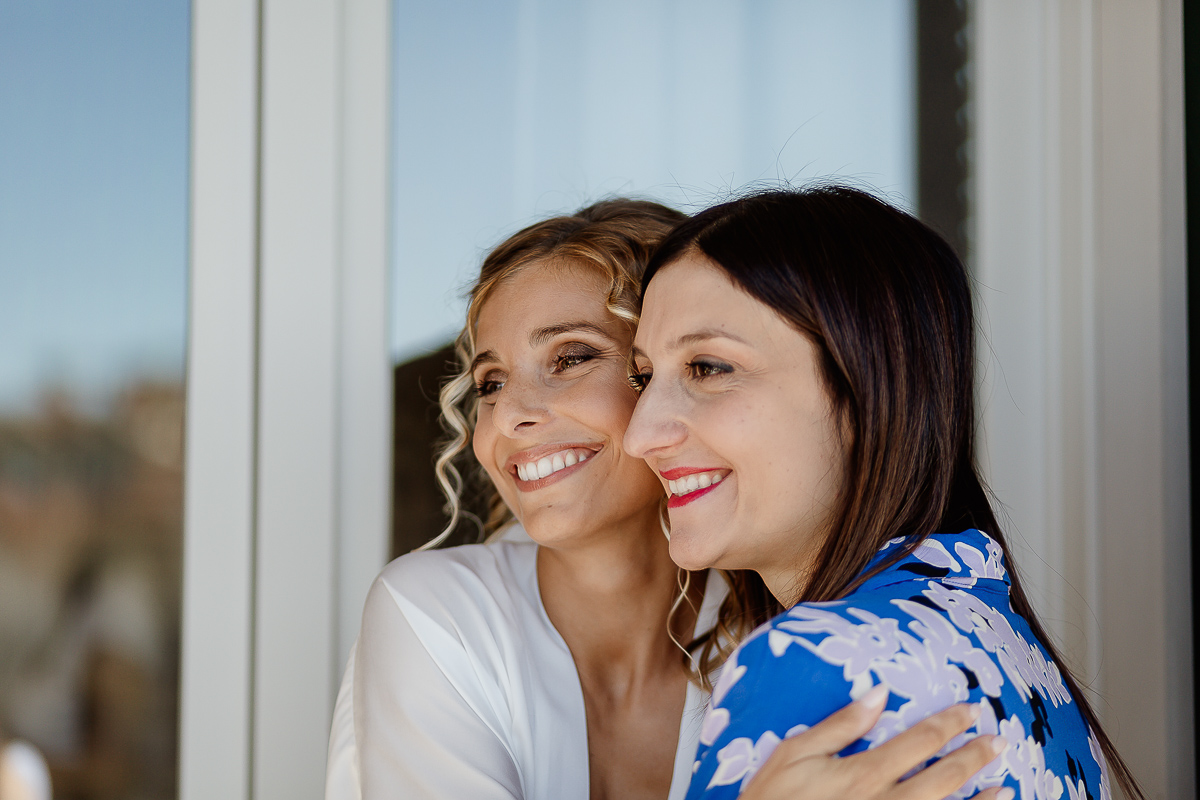 matrimonio a Chieri, preparazione della sposa. sposa che abbraccia la wedding planner Serena Costantino.