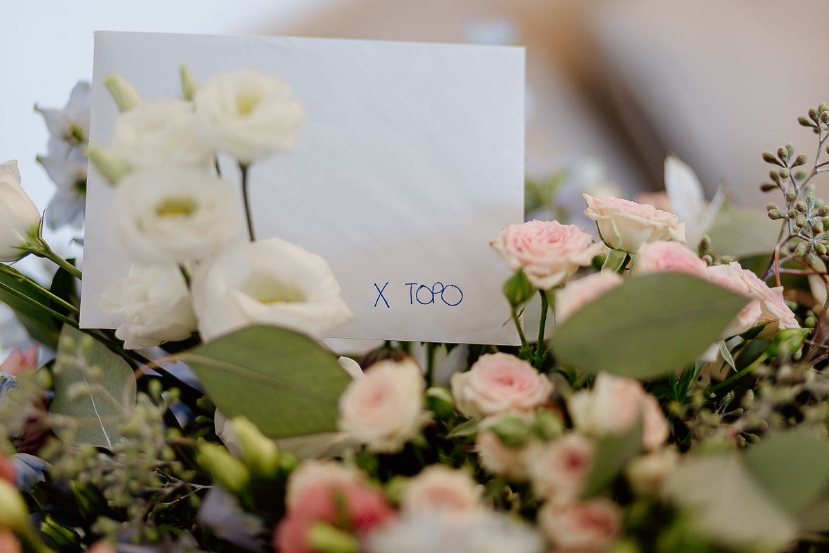 matrimonio a Chieri, preparazione della sposa. Fiori inviati dallo sposo alla sposa con particolare della lettera.