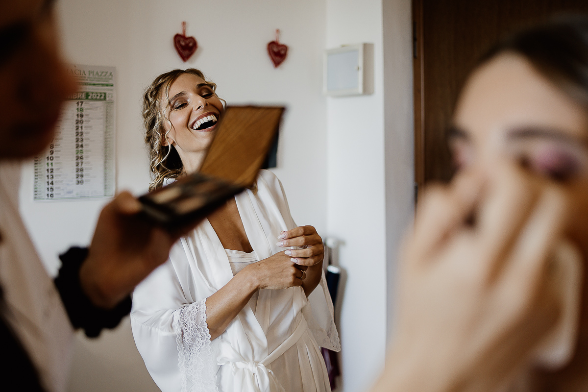 matrimonio a Chieri, preparazione della sposa, sposa che ride