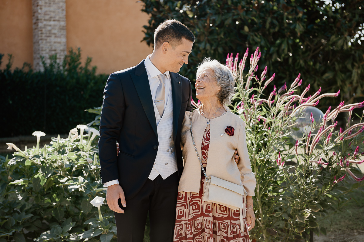 matrimonio a Chieri, preparazione dello sposo, sposo con la nonna