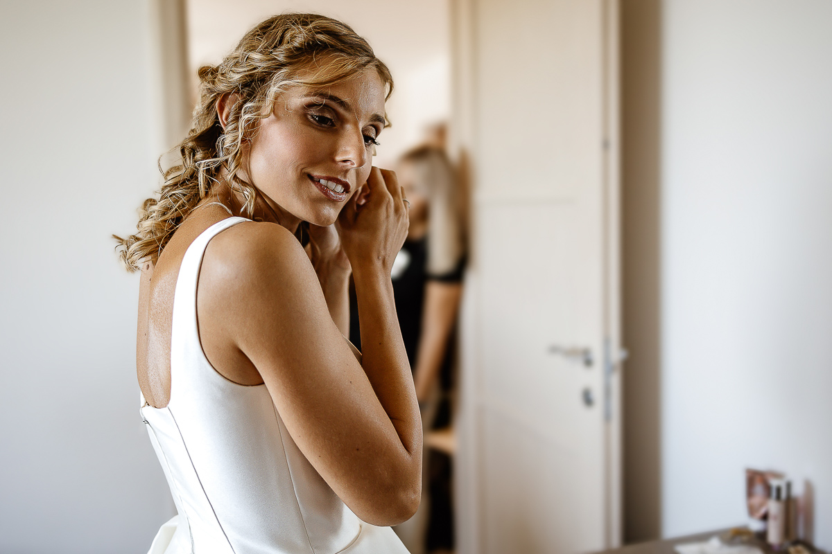 matrimonio a Chieri, preparazione della sposa, sposa che si mette gli orecchini
