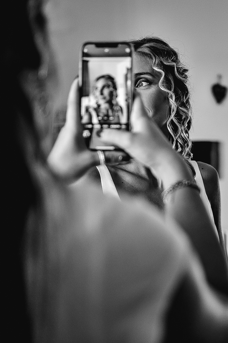 matrimonio a Chieri, preparazione della sposa, truccatrice che fotografa la sposa con il suo cellulare.