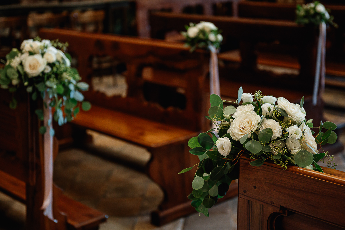 matrimonio a Chieri, cerimonia composizioni floreali sui banchi della chiesa dei SS. Bernardino e Rocco di Chieri
