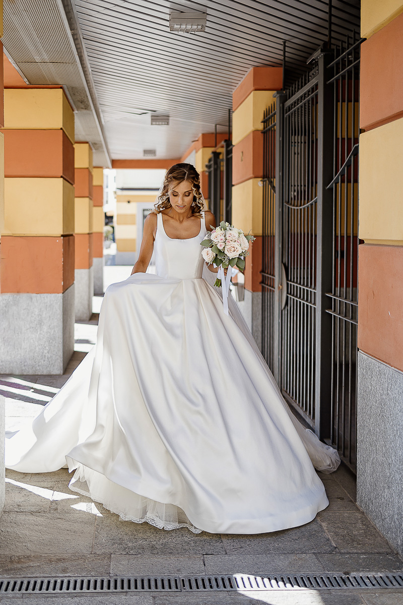 matrimonio a Chieri, preparazione della sposa, sposa che esci di casa