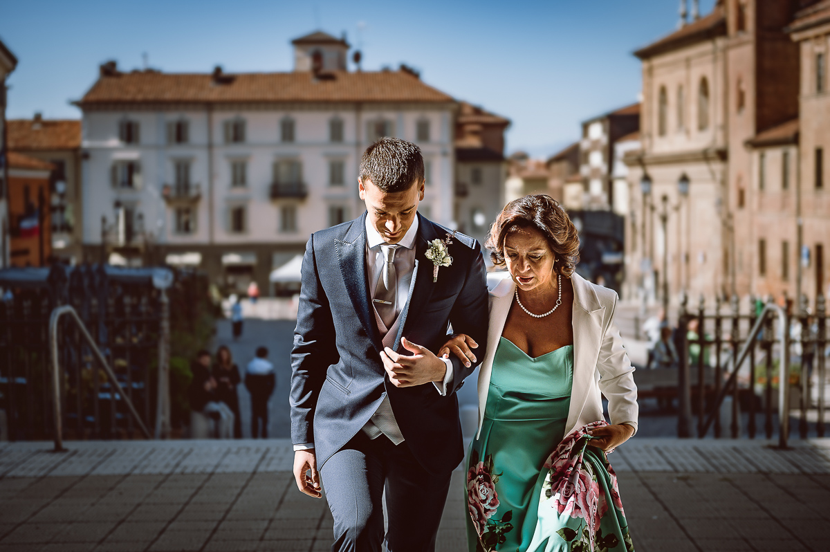 matrimonio a Chieri, cerimonia. Sposo che entra nella chiesa dei SS. Bernardino e Rocco di Chieri, al braccio della mamma.