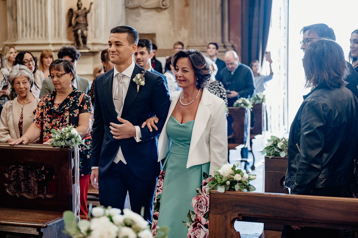 matrimonio a Chieri nella chiesa dei Ss. Bernardino e Rocco. Sposo che percorre la navata al braccio della mamma.
