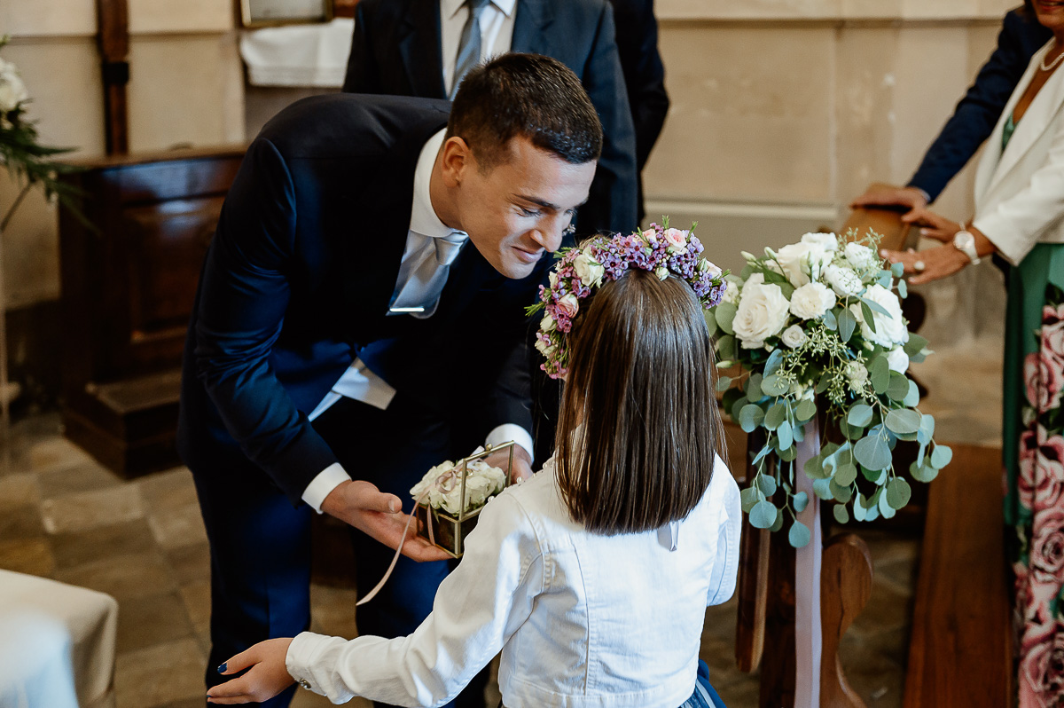 matrimonio a Chieri nella chiesa dei Ss. Bernardino e Rocco. Sposo che bacia la nipotina