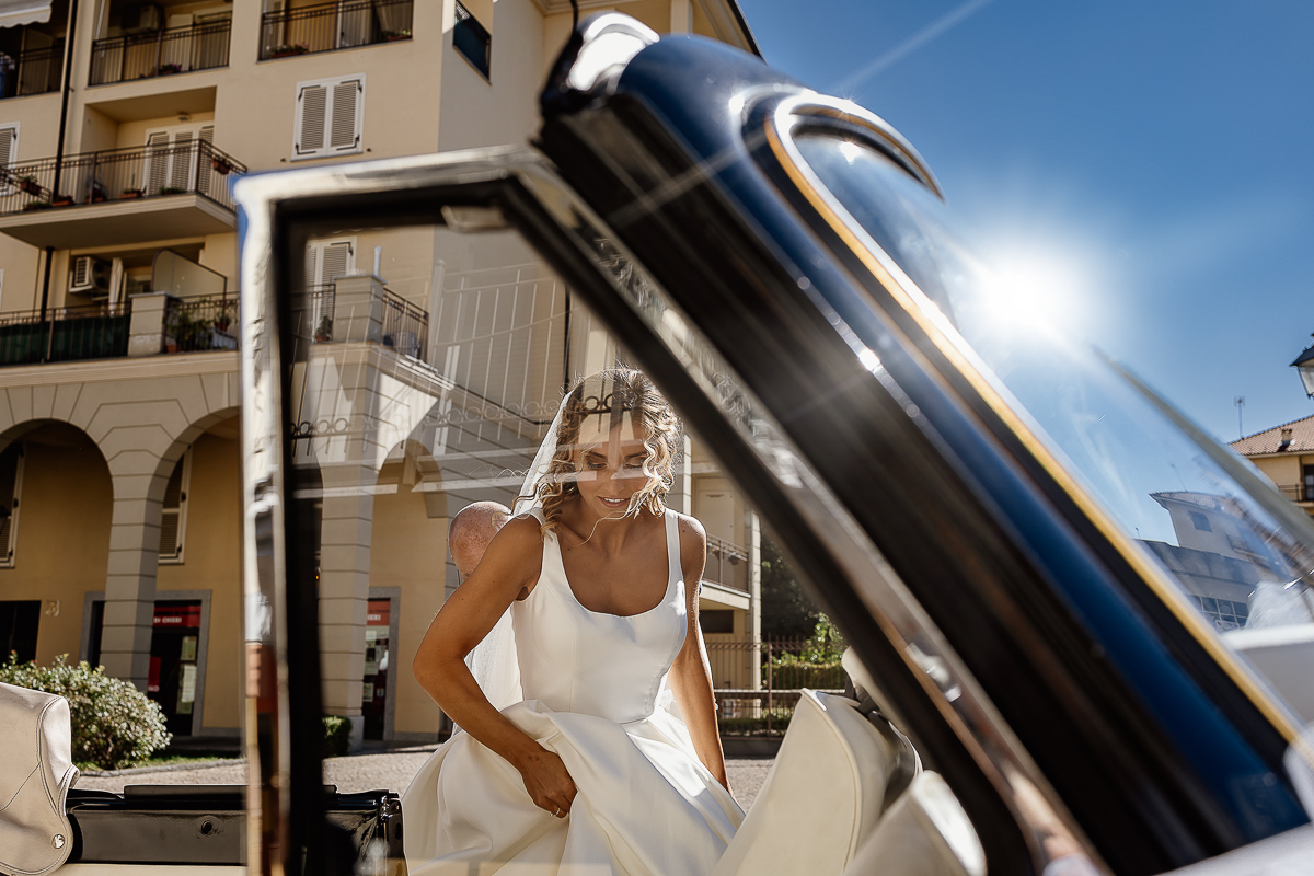 matrimonio a Chieri nella chiesa dei Ss. Bernardino e Rocco. sposa che entra in auto.