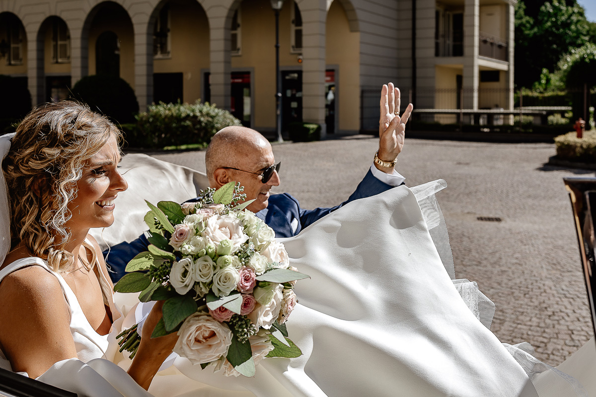 matrimonio a Chieri nella chiesa dei Ss. Bernardino e Rocco. sposa in auto scoperta con il papà che saluta.
