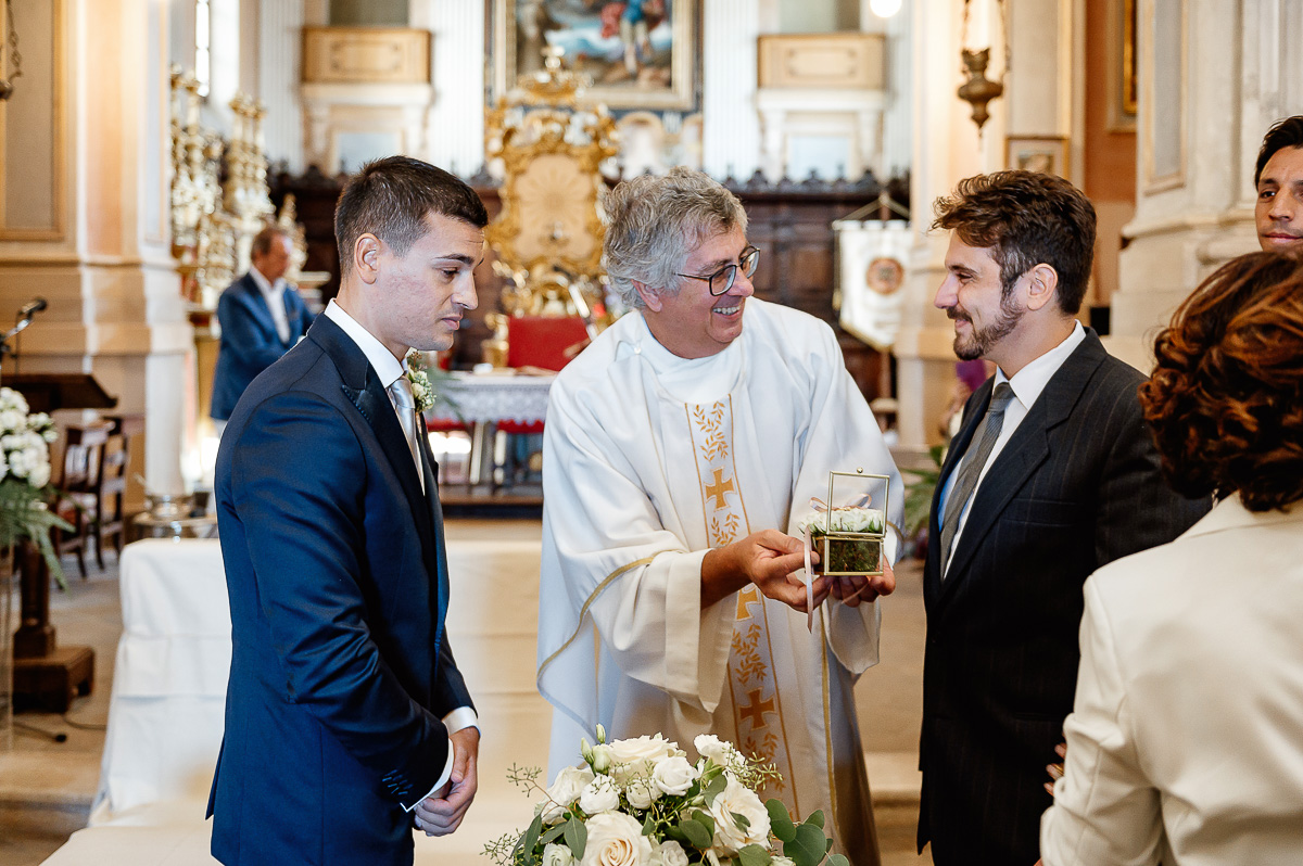 matrimonio a Chieri nella chiesa dei Ss. Bernardino e Rocco. Sacerdote che saluta sposo e testimone