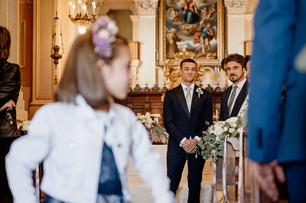 matrimonio a Chieri nella chiesa dei Ss. Bernardino e Rocco. Sposo che aspetta ansiosamente l'arrivo della sposa.