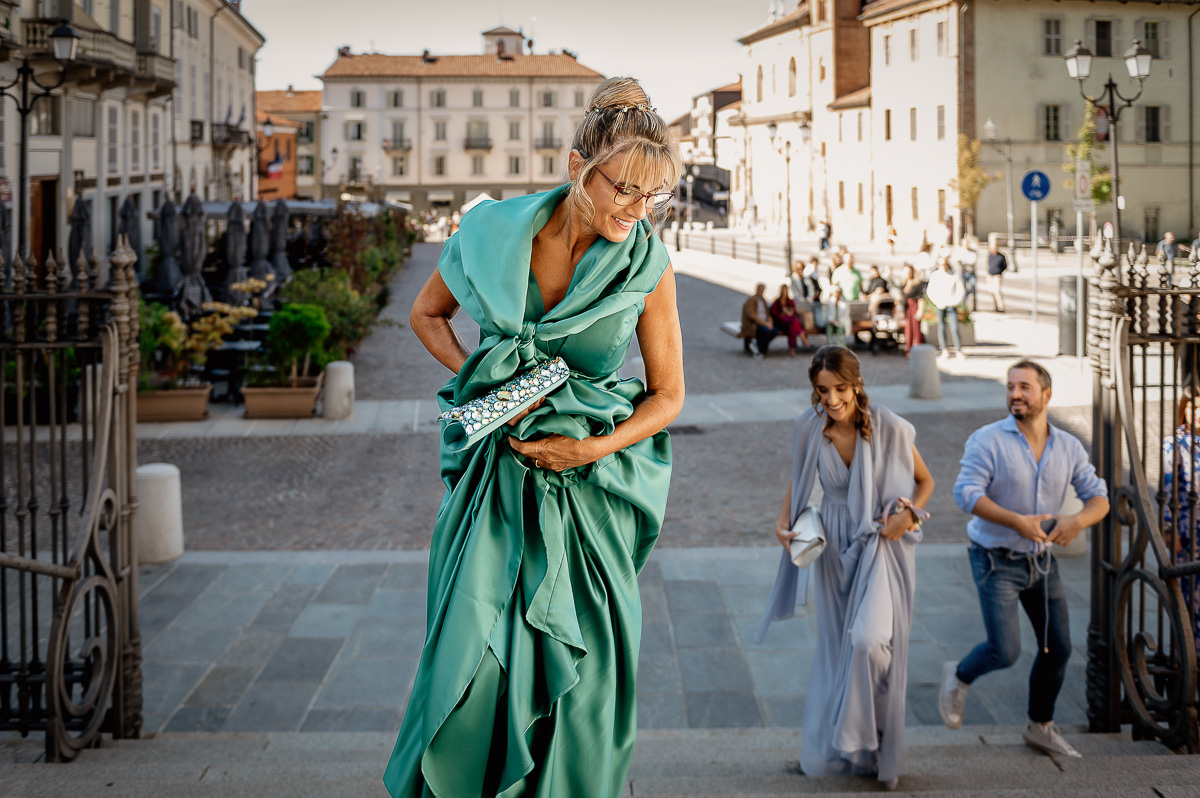 matrimonio a Chieri nella chiesa dei Ss. Bernardino e Rocco. Mamma della sposa che entra.