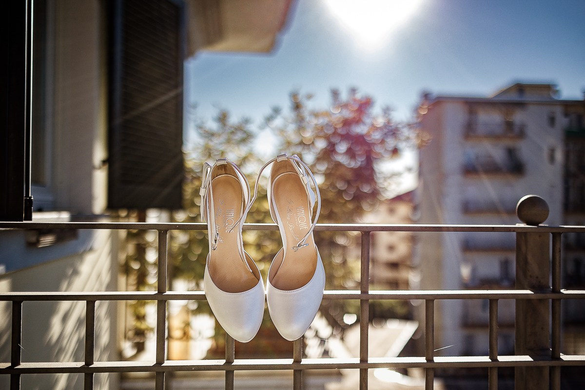 matrimonio a Chieri, preparazione della sposa, scarpe sul balcone con una bellissima luce del mattino