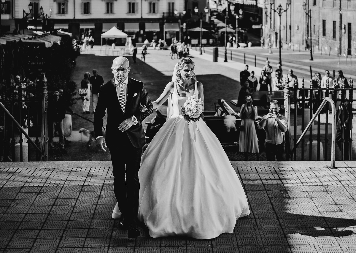 matrimonio a Chieri nella chiesa dei Ss. Bernardino e Rocco. Sposa che entra al braccio del padre. Bianco e nero.