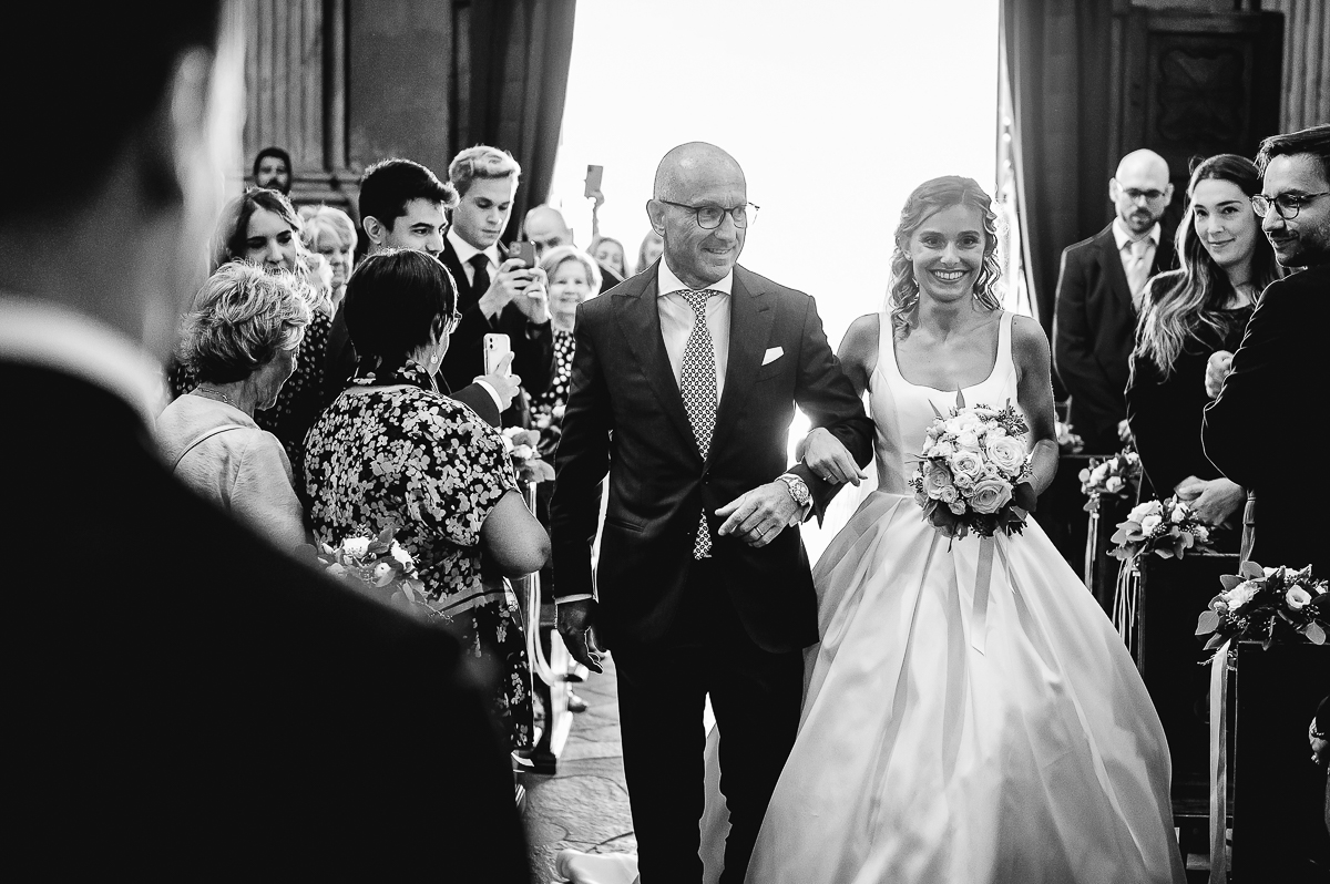 matrimonio a Chieri nella chiesa dei Ss. Bernardino e Rocco. Sposa che percorre la navata al braccio del padre. Bianco e nero.