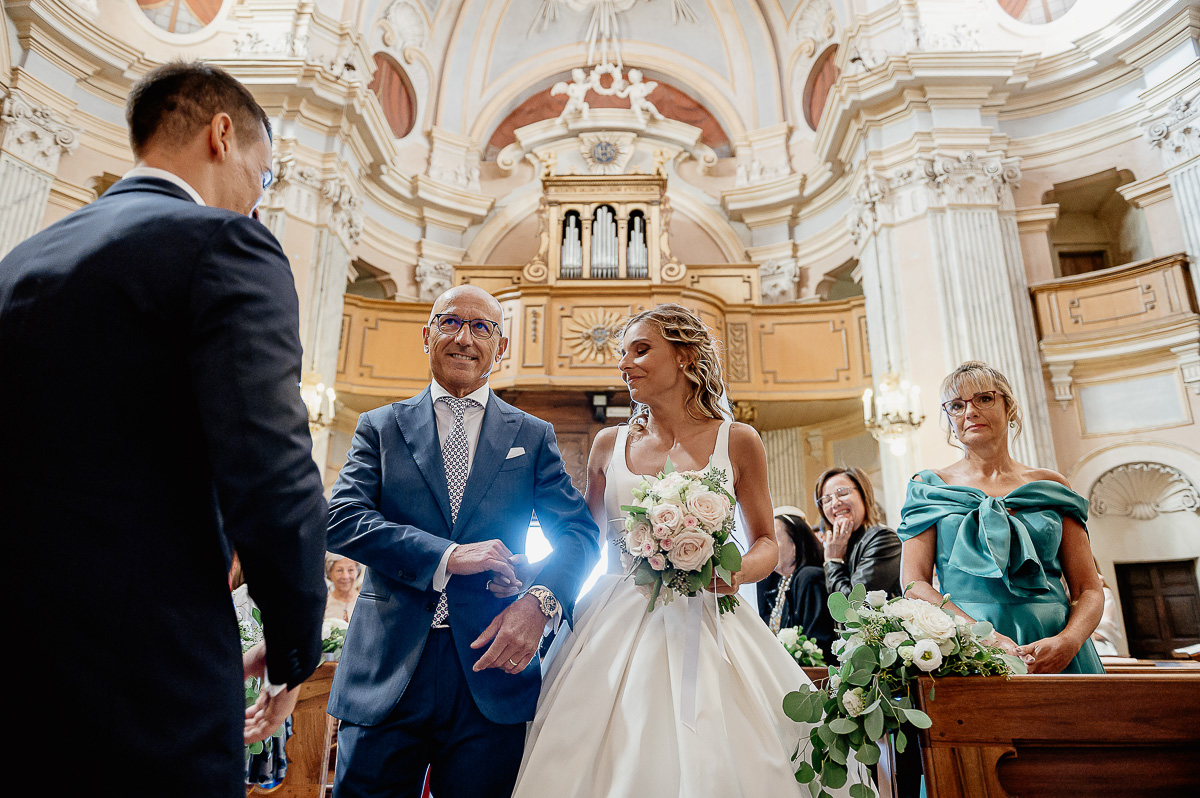 matrimonio a Chieri nella chiesa dei Ss. Bernardino e Rocco. Sposa che arriva all'altare con il padre che saluta lo sposo.