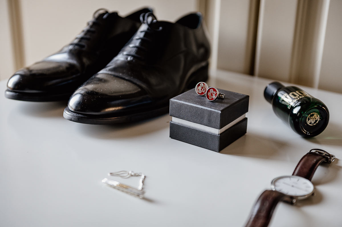 matrimonio a Chieri, preparazione dello sposo, scarpe e accessori sul comodino bianco