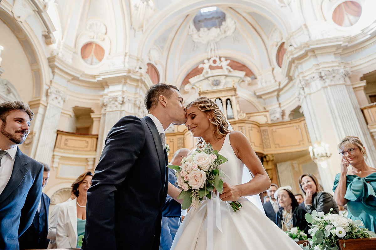 matrimonio a Chieri nella chiesa dei Ss. Bernardino e Rocco. Sposo che bacia la sposa sulla fronte