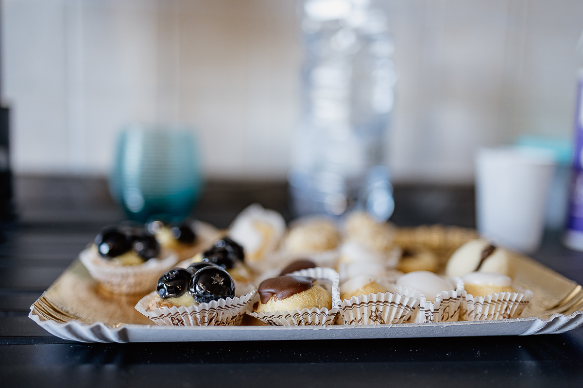 matrimonio a Chieri, preparazione della sposa, particolare di un vassoio di pignole, piccoli pasticcini piemontesi