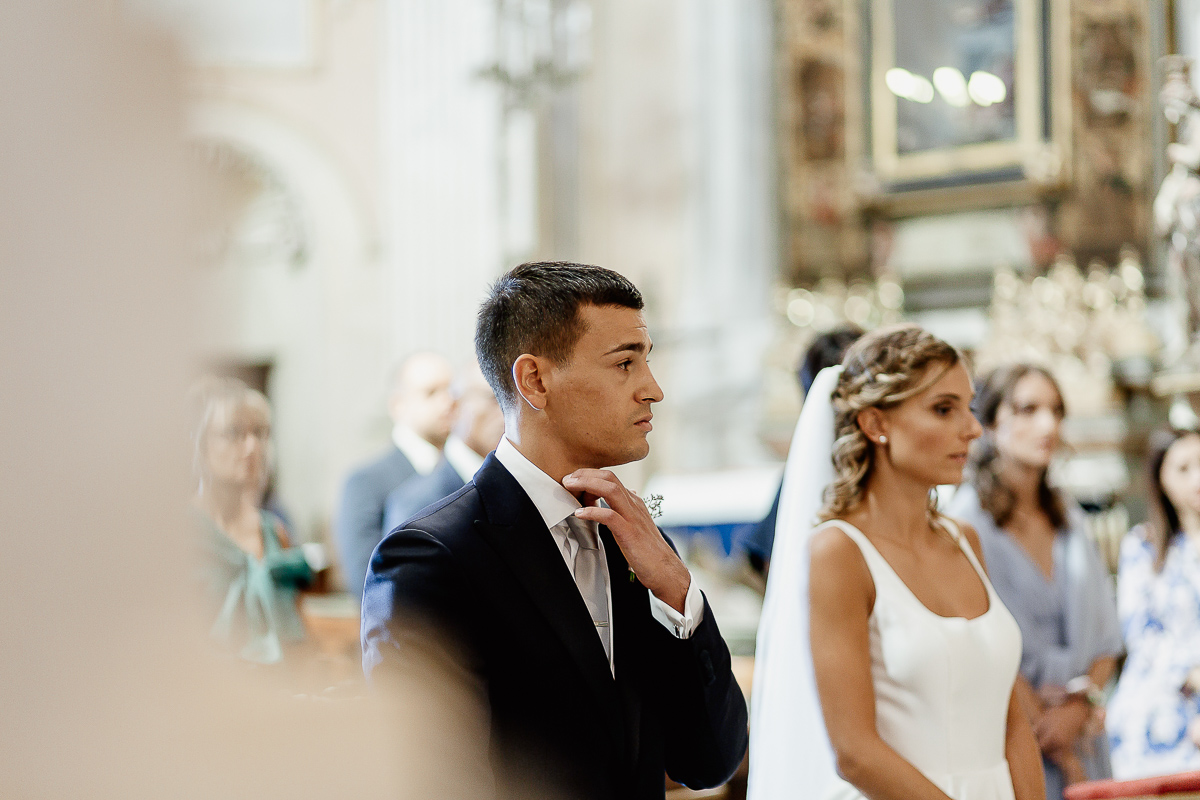 matrimonio a Chieri nella chiesa dei Ss. Bernardino e Rocco. Sposo che tocca nervosamente il colletto della camicia