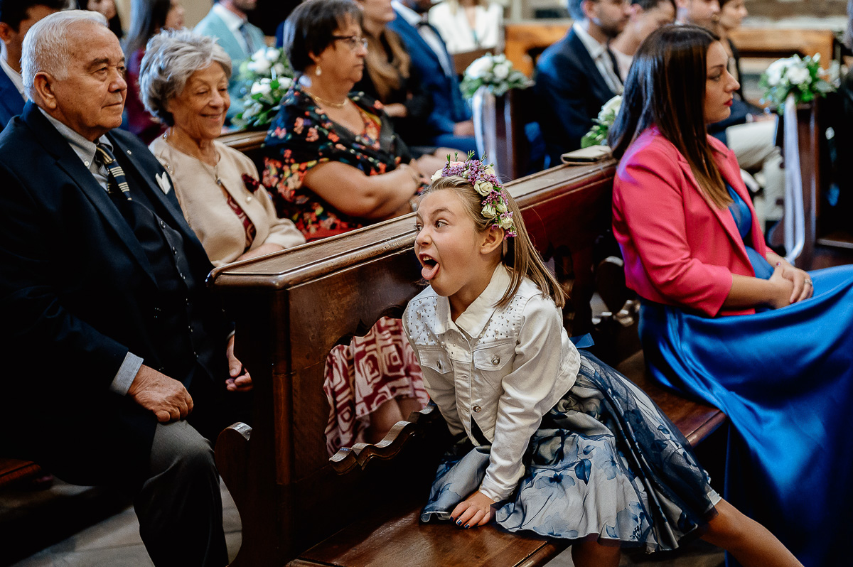 matrimonio a Chieri nella chiesa dei Ss. Bernardino e Rocco. nipotina dello sposo che fa una smorfia