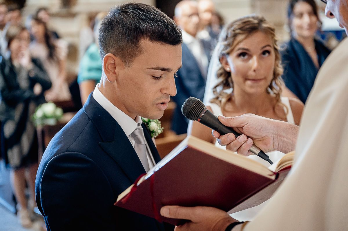 matrimonio a Chieri nella chiesa dei Ss. Bernardino e Rocco. Sposo che legge la promessa.