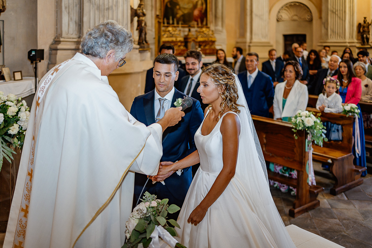 matrimonio a Chieri nella chiesa dei Ss. Bernardino e Rocco. Sposa che risponde alle domande del sacerdote