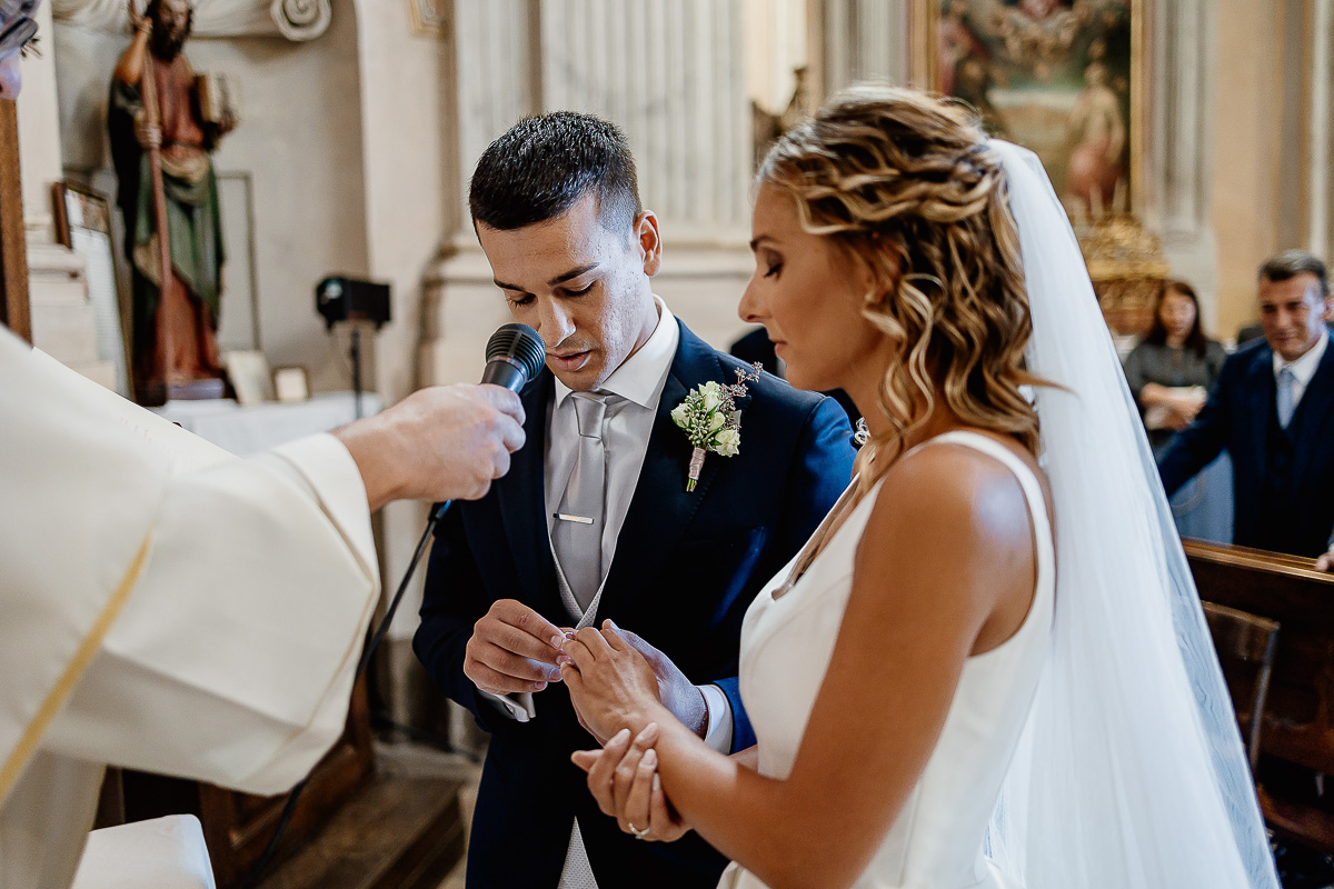 matrimonio a Chieri nella chiesa dei Ss. Bernardino e Rocco. Scambio degli anelli