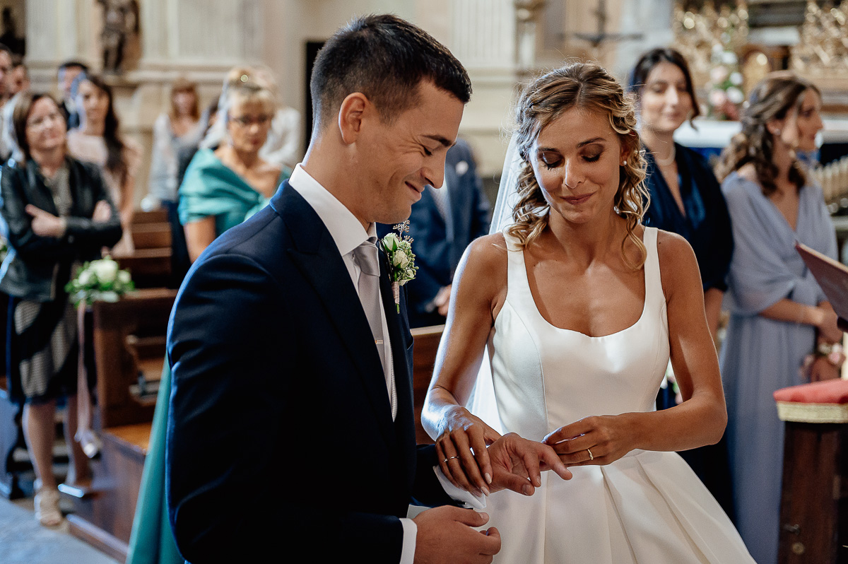 matrimonio a Chieri nella chiesa dei Ss. Bernardino e Rocco. Scambio degli anelli