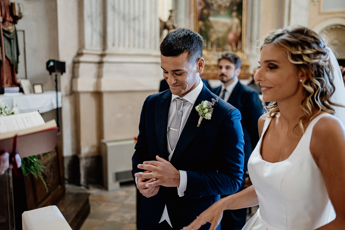 matrimonio a Chieri nella chiesa dei Ss. Bernardino e Rocco. Scambio degli anelli. Sposo che si rigira la fede nuziale