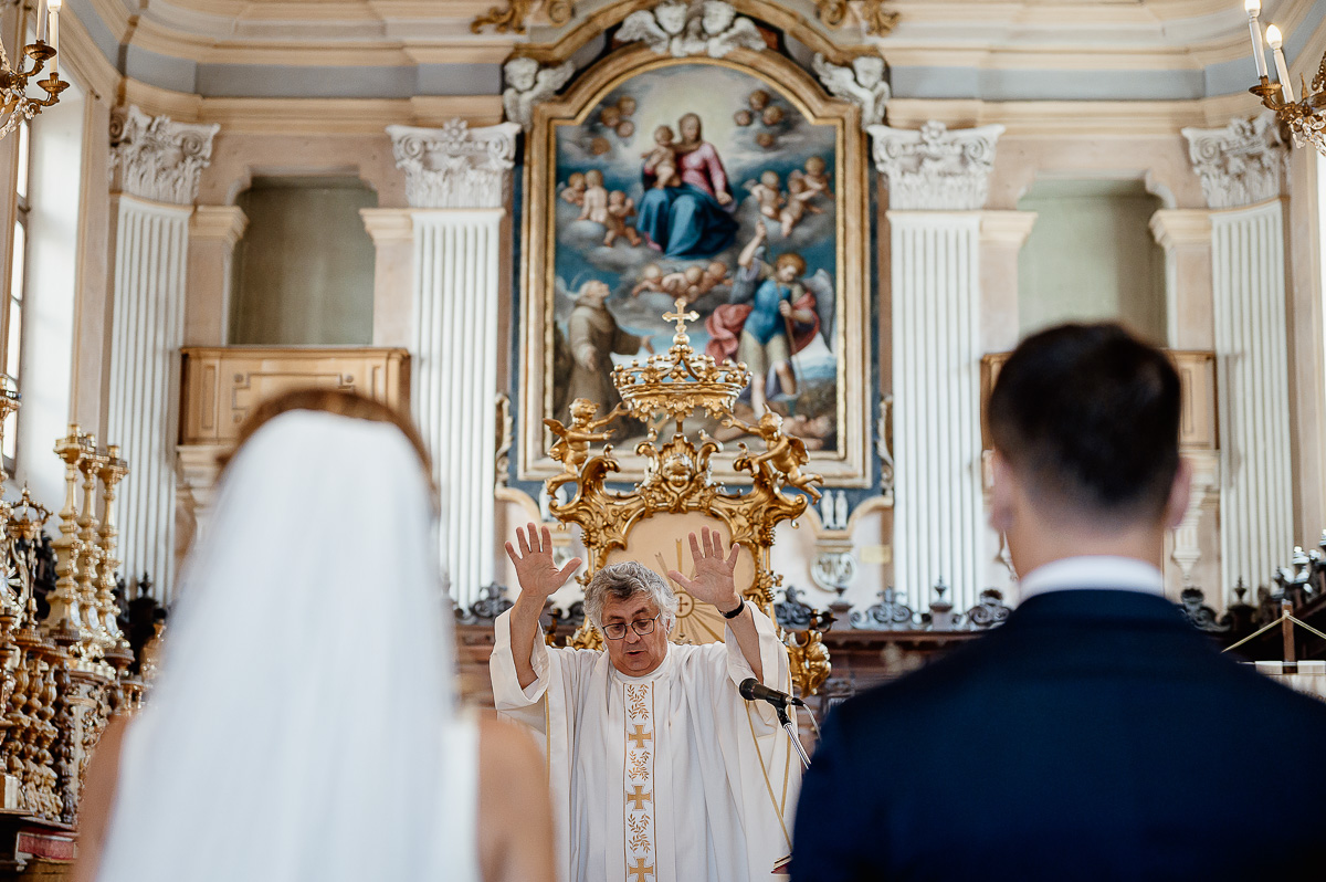 matrimonio a Chieri nella chiesa dei Ss. Bernardino e Rocco. Benedizione del sacerdote