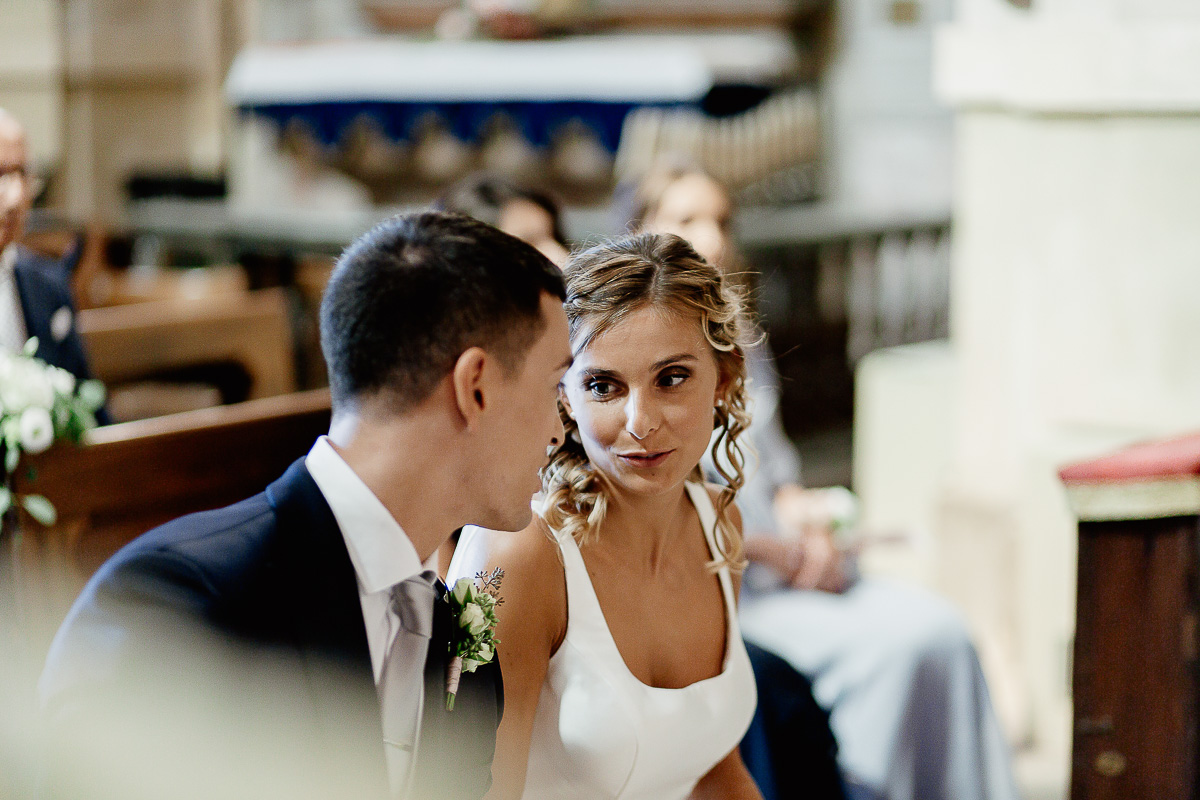 matrimonio a Chieri nella chiesa dei Ss. Bernardino e Rocco. Sposa che parla con lo sposo