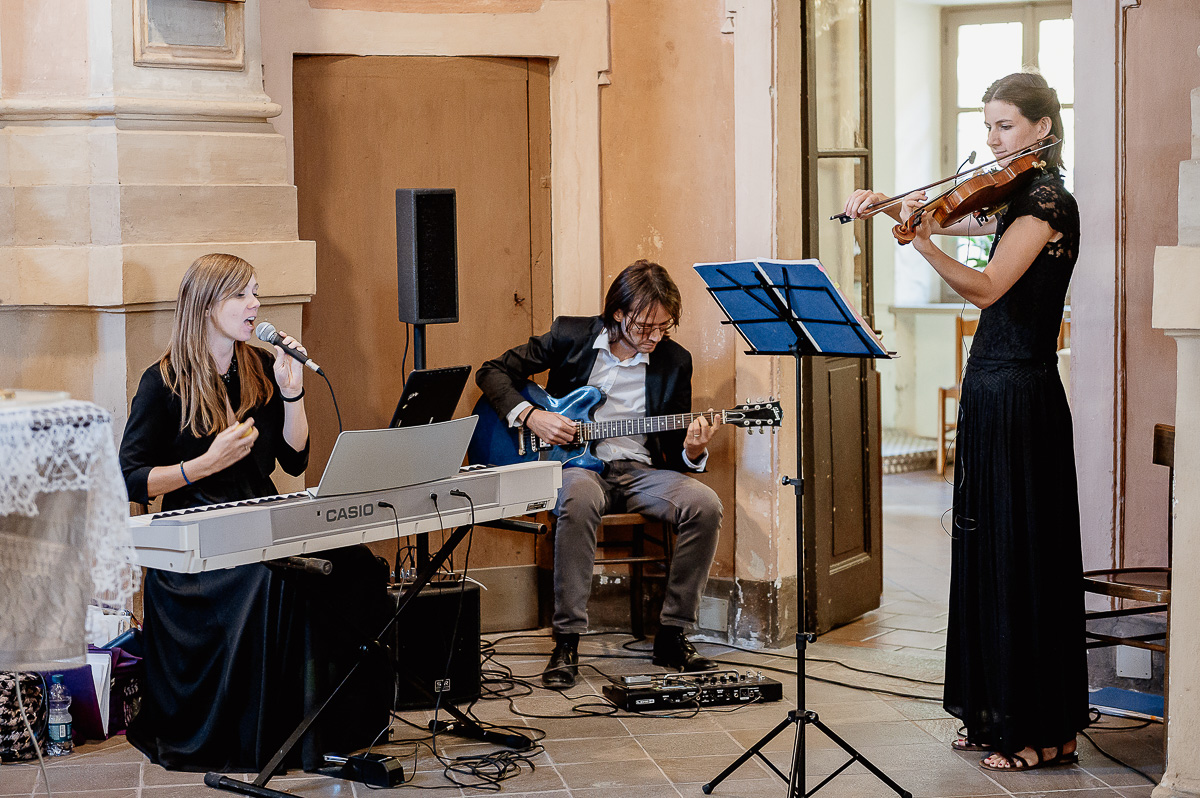 matrimonio a Chieri nella chiesa dei Ss. Bernardino e Rocco. I musicisti cantanti The Glimmers