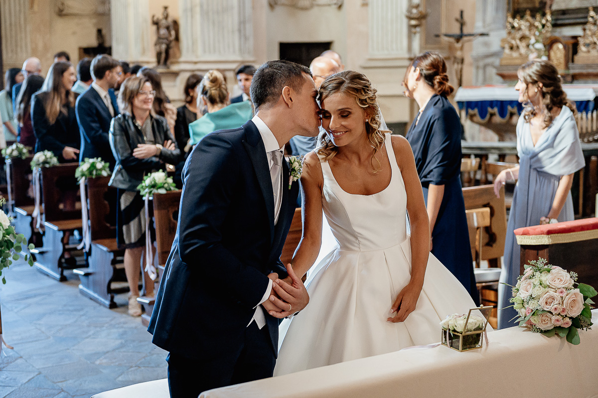 matrimonio a Chieri nella chiesa dei Ss. Bernardino e Rocco. Scambio del segno di pace fra gli sposi
