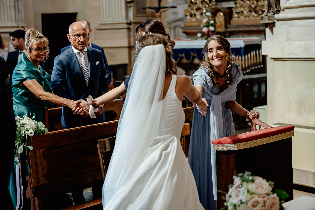 matrimonio a Chieri nella chiesa dei Ss. Bernardino e Rocco. Scambio del segno di pace fra la sposa e la testimone