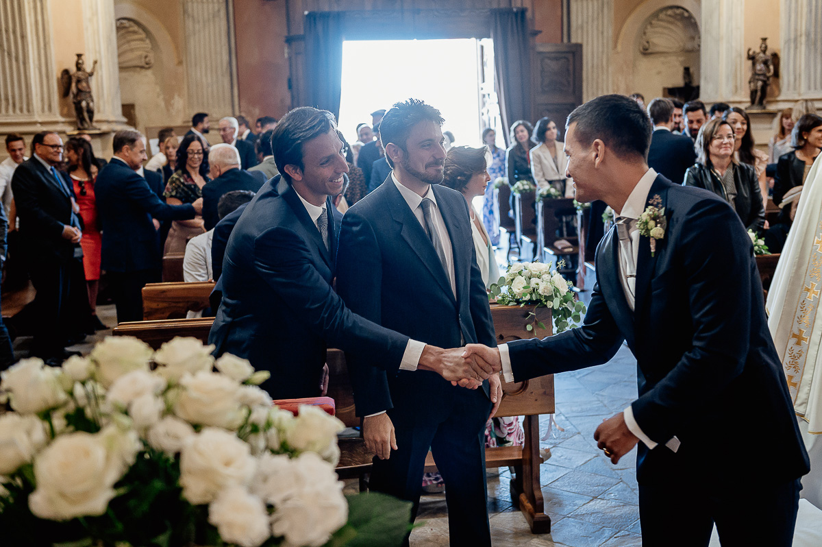 matrimonio a Chieri nella chiesa dei Ss. Bernardino e Rocco. Scambio del segno di pace fra lo sposo e i testimoni