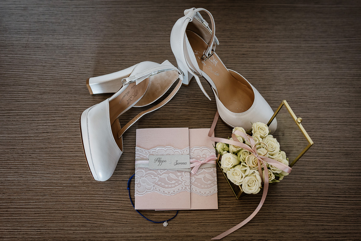matrimonio a chieri, preparazione sposa, sposa allo specchio davanti alla parrucchiera