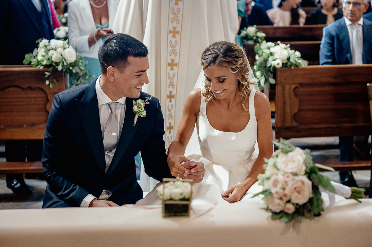 matrimonio a Chieri nella chiesa dei Ss. Bernardino e Rocco. sposi che si tengono per mano