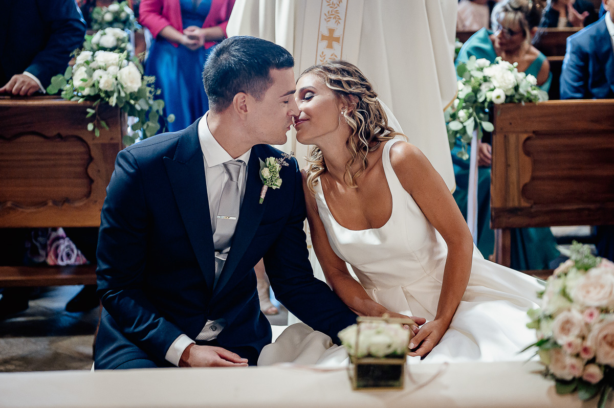 matrimonio a Chieri nella chiesa dei Ss. Bernardino e Rocco. Sposi che si baciano