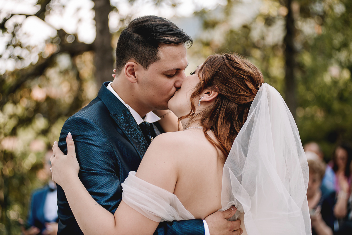 Matrimonio al Castello Canalis di Cumiana(TO). Cerimonia. Bacio degli sposi