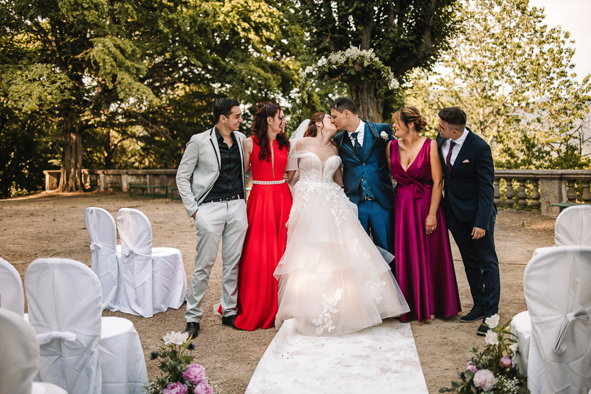 Matrimonio al Castello Canalis di Cumiana(TO). Cerimonia. Foto con i testimoni