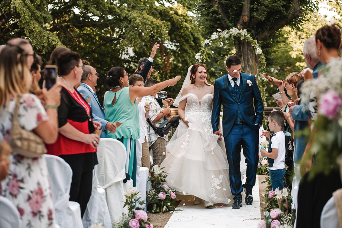 Matrimonio al Castello Canalis di Cumiana(TO). Cerimonia. Uscita degli sposi con lancio dei petali
