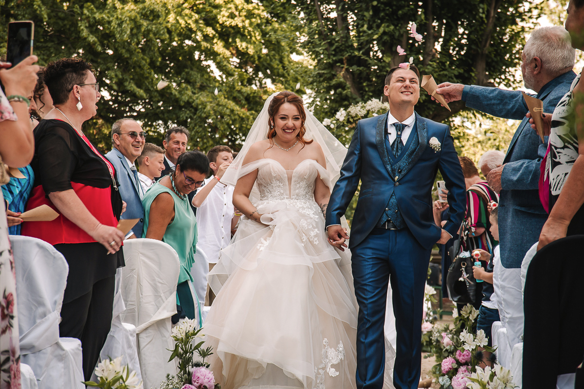 Matrimonio al Castello Canalis di Cumiana(TO). Cerimonia. Uscita degli sposi con lancio dei petali