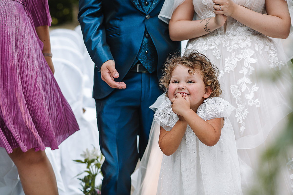 Matrimonio al Castello Canalis di Cumiana(TO). Cerimonia. Bimba bellissima