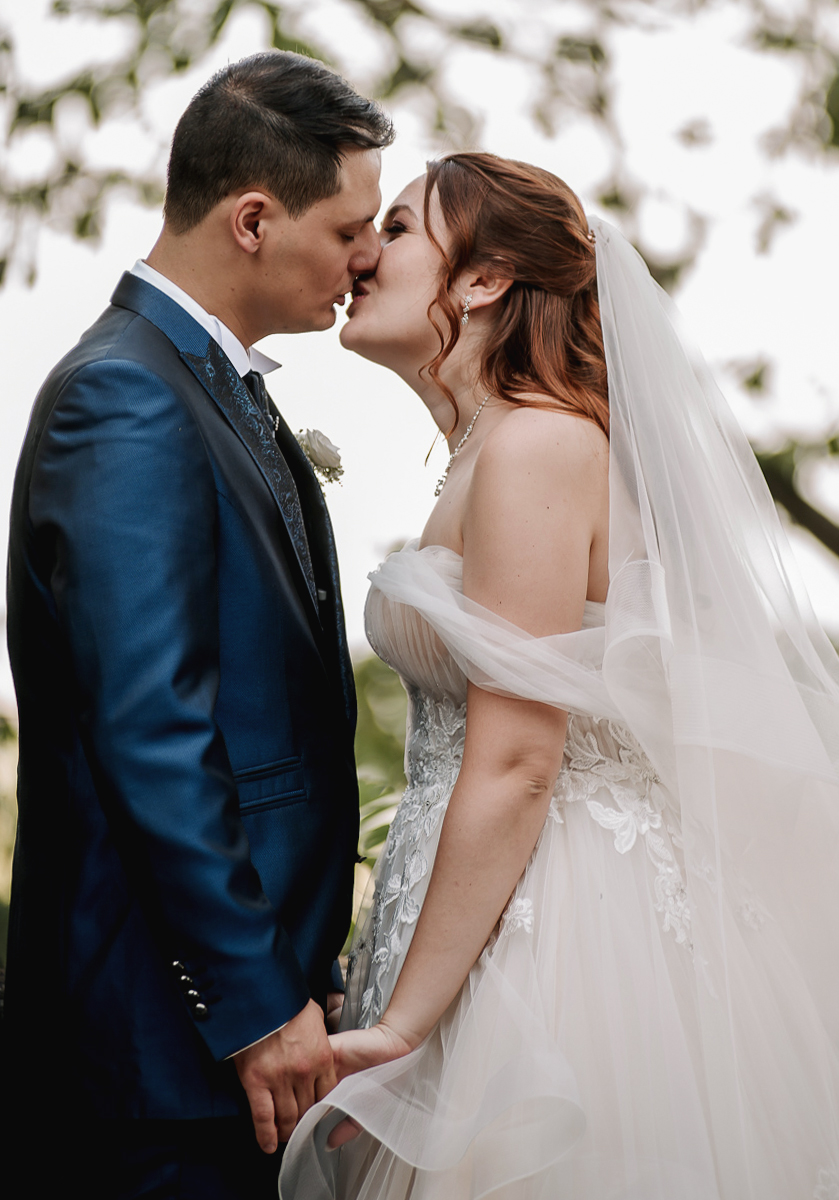 Matrimonio al Castello Canalis di Cumiana(TO). Servizio di coppia Sposi che si baciano. Mezzobusto